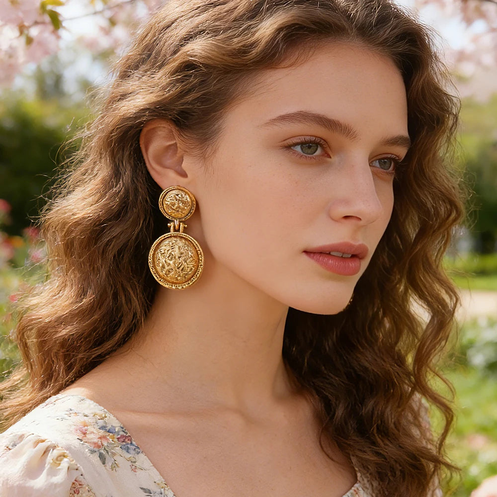 Statement Coin Earrings Textured Metal Detail for Stylish Outfits Ideal Accessory for Brunch Date Charm - Artigo Importado