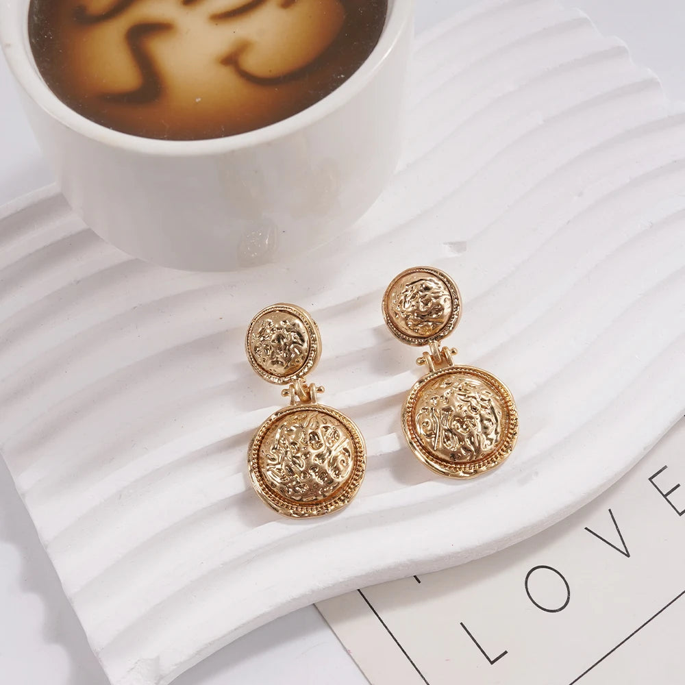 Statement Coin Earrings Textured Metal Detail for Stylish Outfits Ideal Accessory for Brunch Date Charm - Artigo Importado