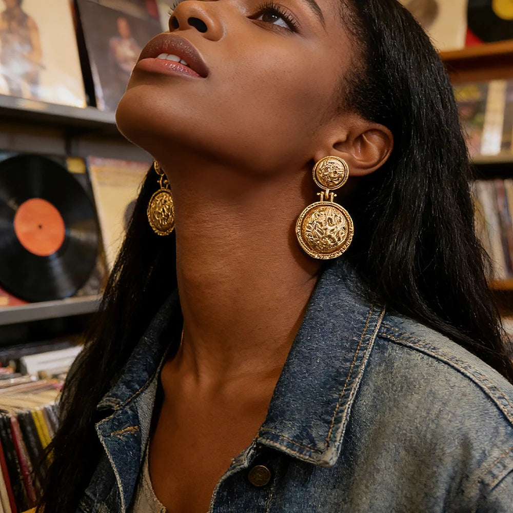 Statement Coin Earrings Textured Metal Detail for Stylish Outfits Ideal Accessory for Brunch Date Charm - Artigo Importado