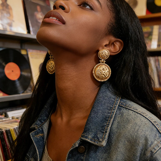 Statement Coin Earrings Textured Metal Detail for Stylish Outfits Ideal Accessory for Brunch Date Charm - Artigo Importado