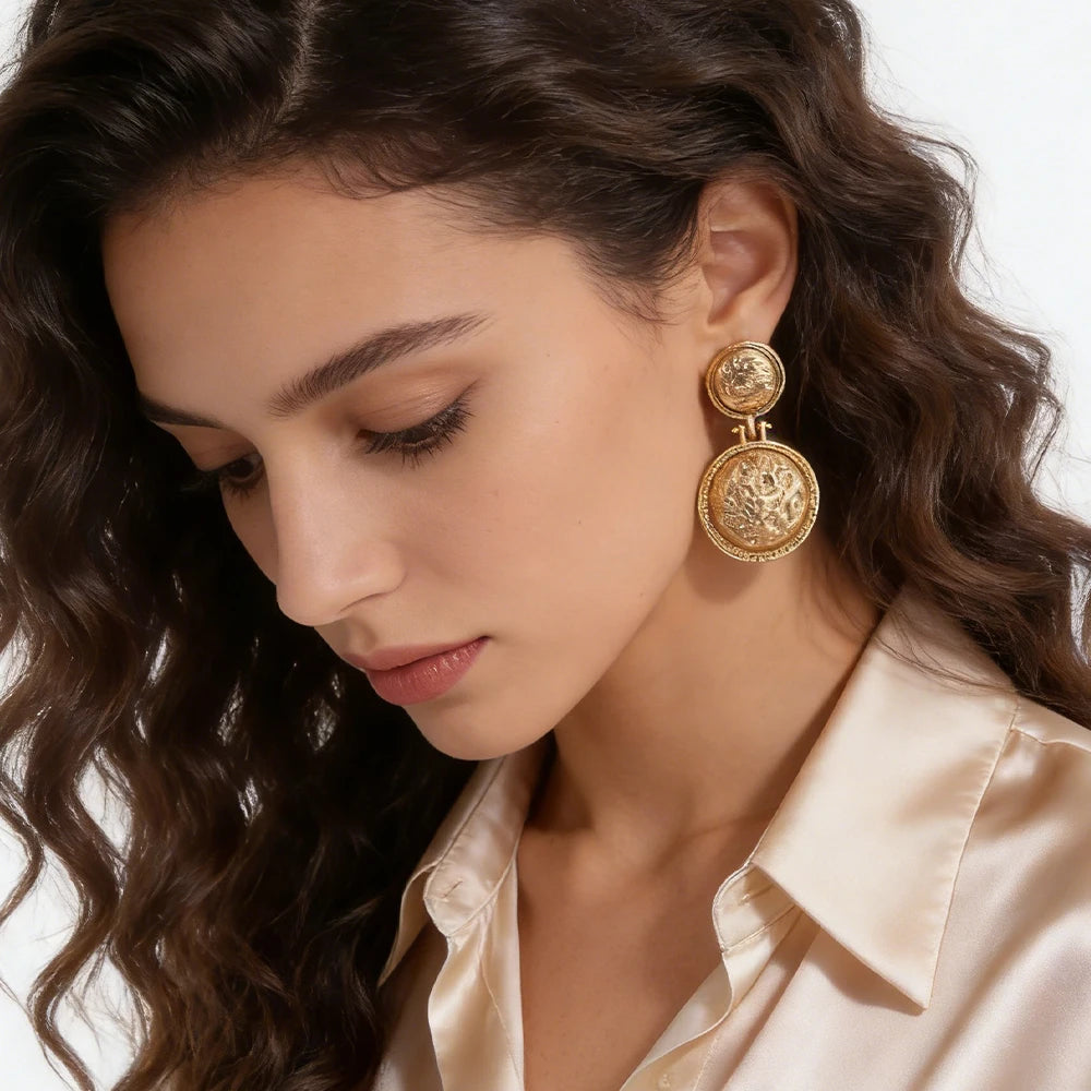 Statement Coin Earrings Textured Metal Detail for Stylish Outfits Ideal Accessory for Brunch Date Charm - Artigo Importado