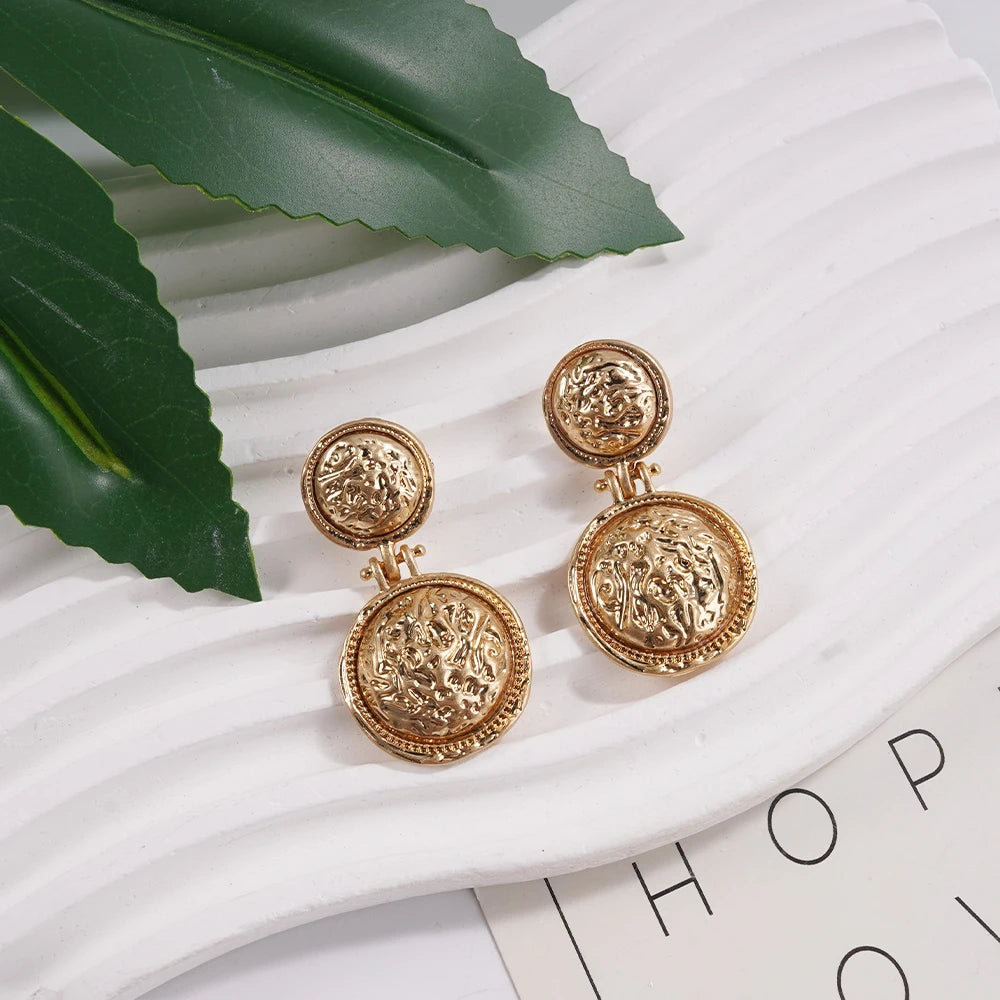 Statement Coin Earrings Textured Metal Detail for Stylish Outfits Ideal Accessory for Brunch Date Charm - Artigo Importado